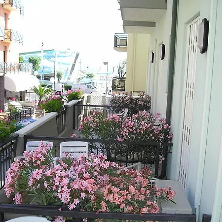 Hotel Villa Dei Gerani Rimini Exterior foto